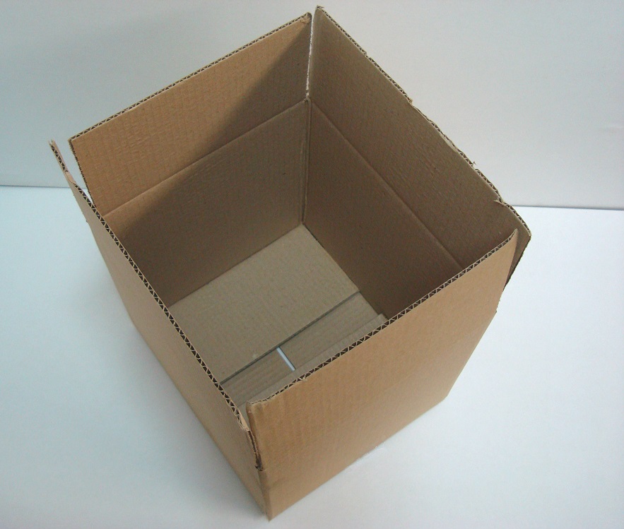Большая картонная коробка